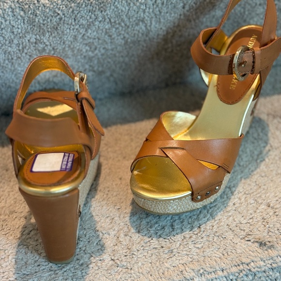 Audrey Brooke Tan Leather Heels - Picture 3 of 9